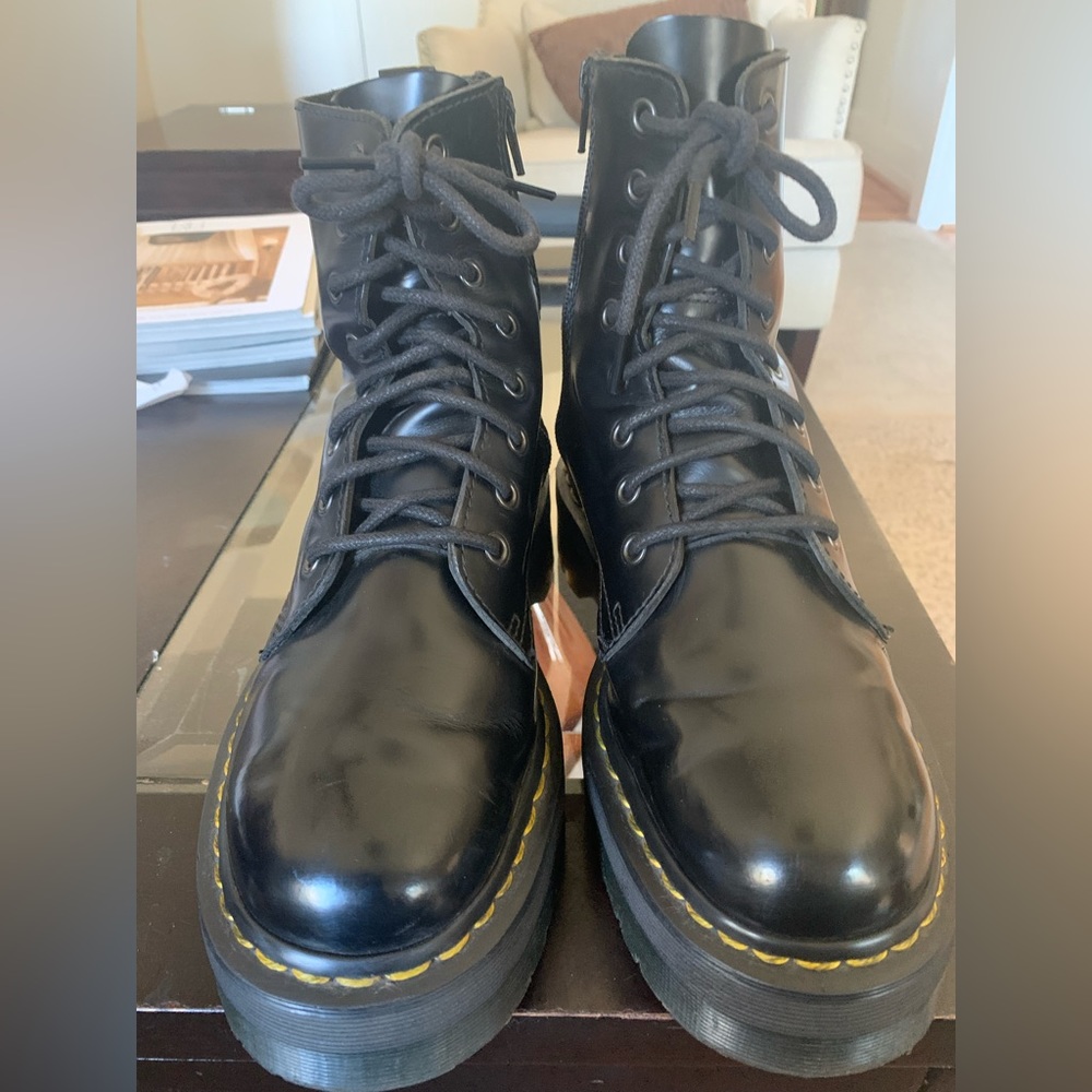 Doc Martens Mens/Unisex Platform Boots Men 7 women Size 9
